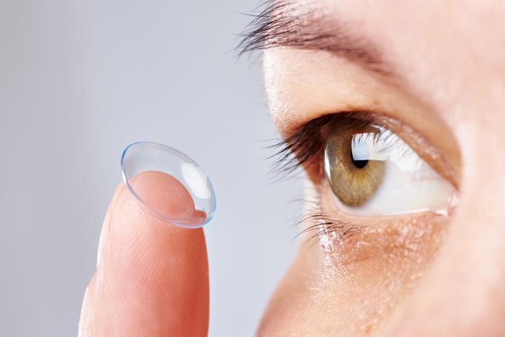 mulher colocando lentes de contato para presbiopia